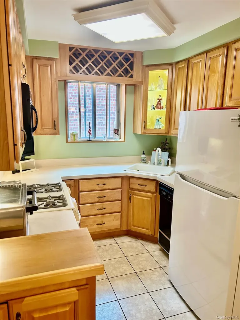 525 Hollywood Avenue Bronx NY 10465