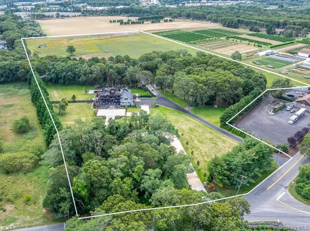 1535 Middle Road Calverton NY 11933