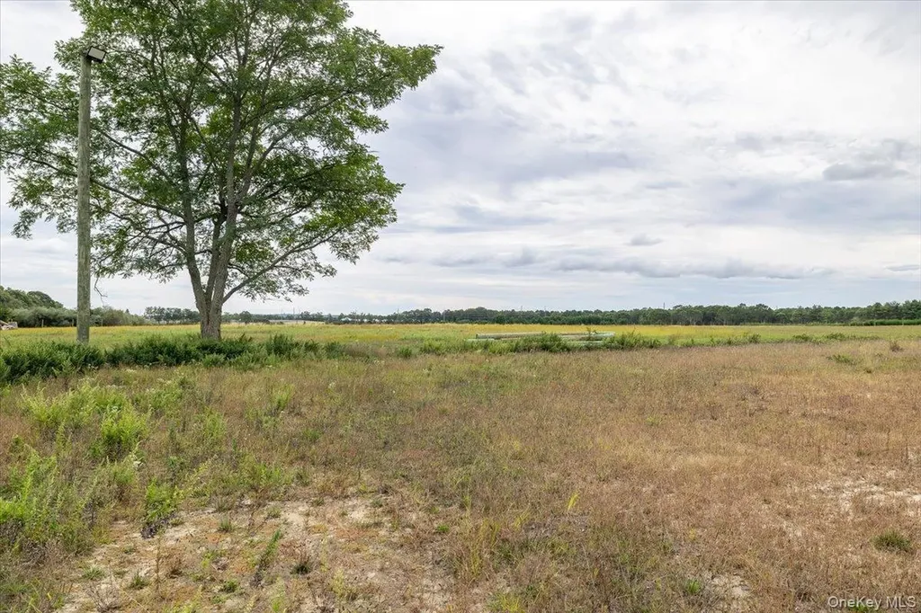 1535 Middle Road Calverton NY 11933
