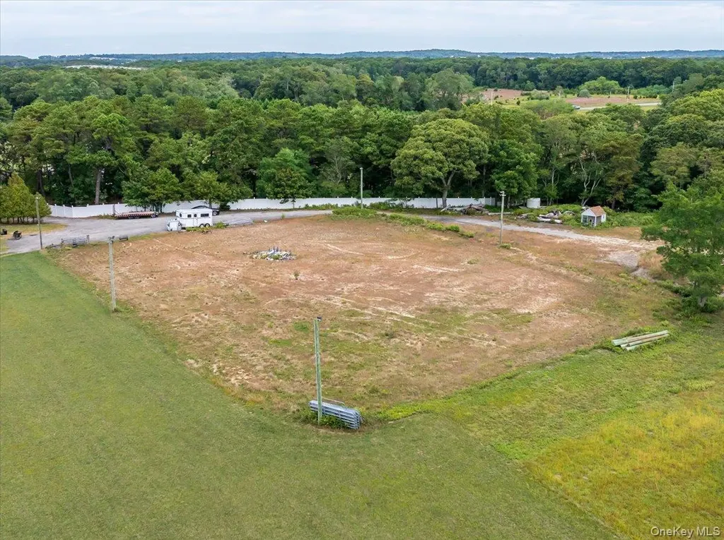1535 Middle Road Calverton NY 11933