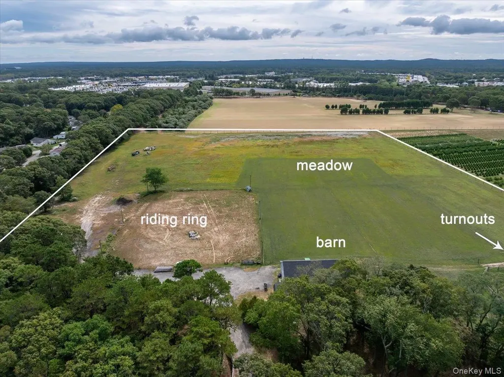1535 Middle Road Calverton NY 11933