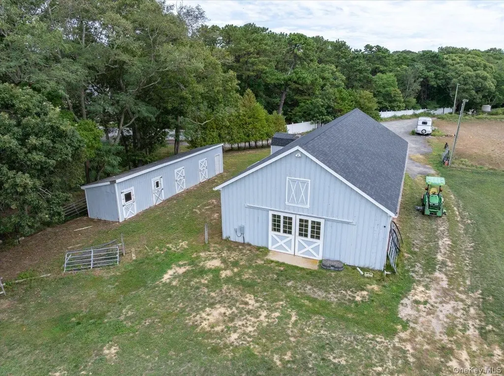 1535 Middle Road Calverton NY 11933