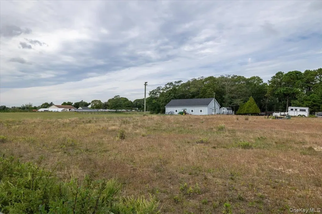 1535 Middle Road Calverton NY 11933