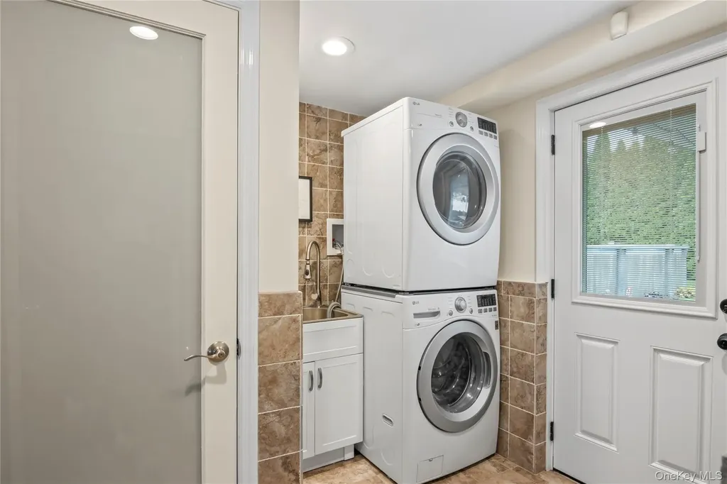 8 Gates Avenue Plainview NY 11803