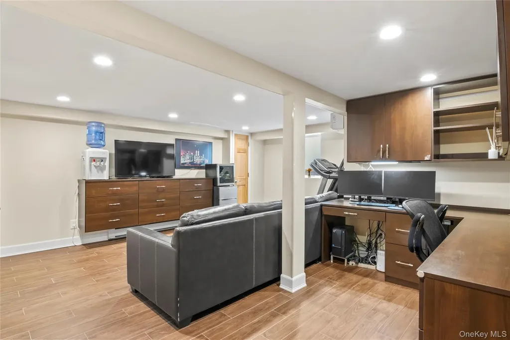 8 Gates Avenue Plainview NY 11803