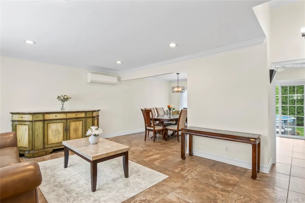 8 Gates Avenue Plainview NY 11803