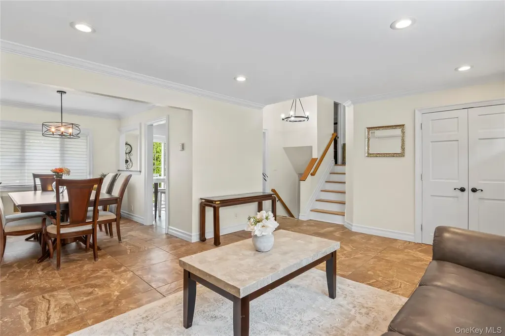 8 Gates Avenue Plainview NY 11803