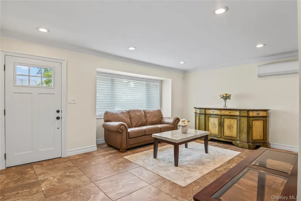 8 Gates Avenue Plainview NY 11803