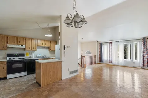 41 Iris Circle Beacon NY 12508