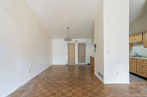 41 Iris Circle Beacon NY 12508