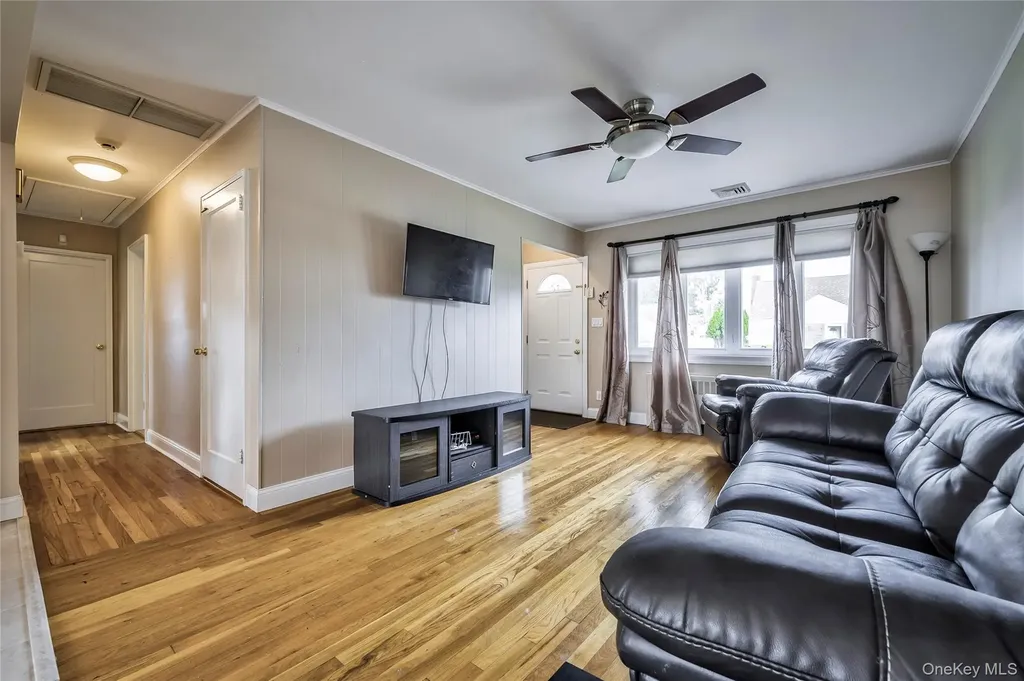 11 Jamaica Avenue Plainview NY 11803