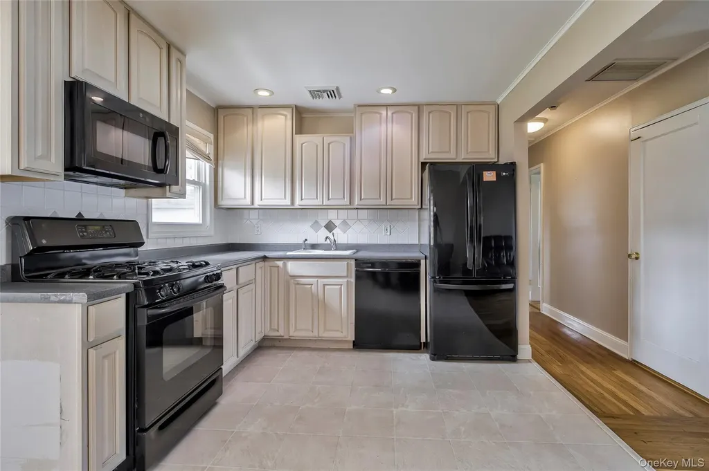 11 Jamaica Avenue Plainview NY 11803