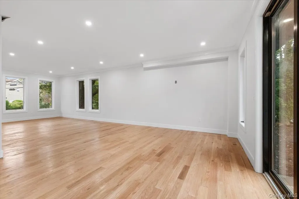 1028 E Broadway Woodmere NY 11598