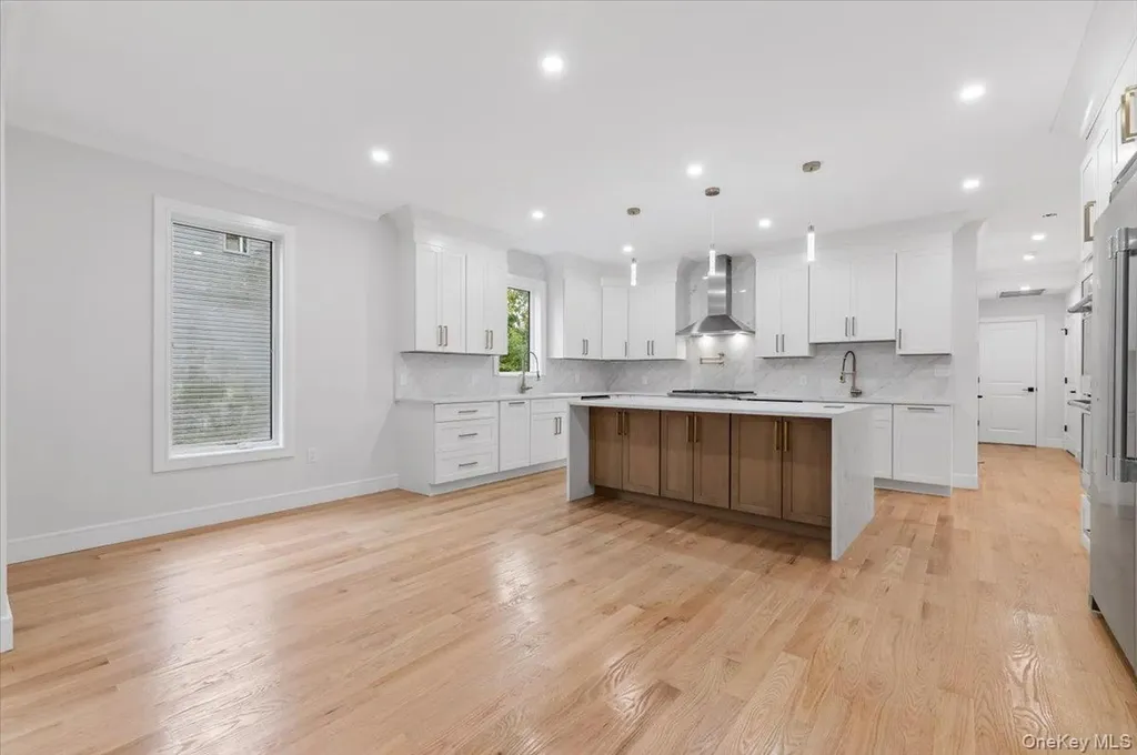1028 E Broadway Woodmere NY 11598