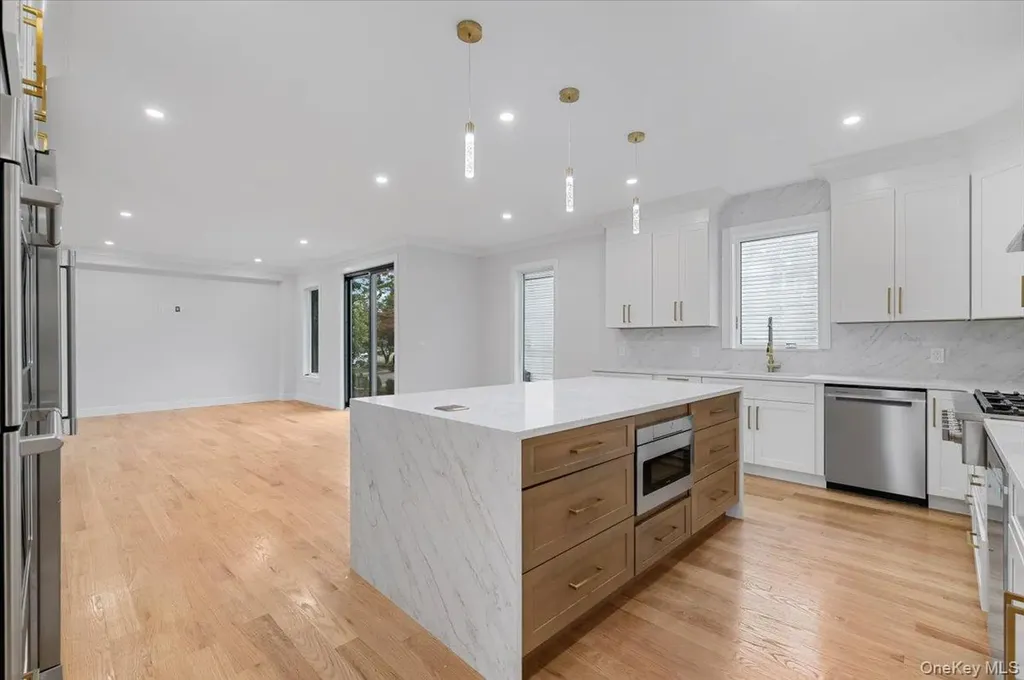 1028 E Broadway Woodmere NY 11598