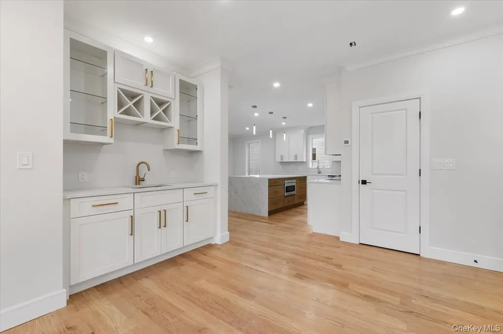 1028 E Broadway Woodmere NY 11598