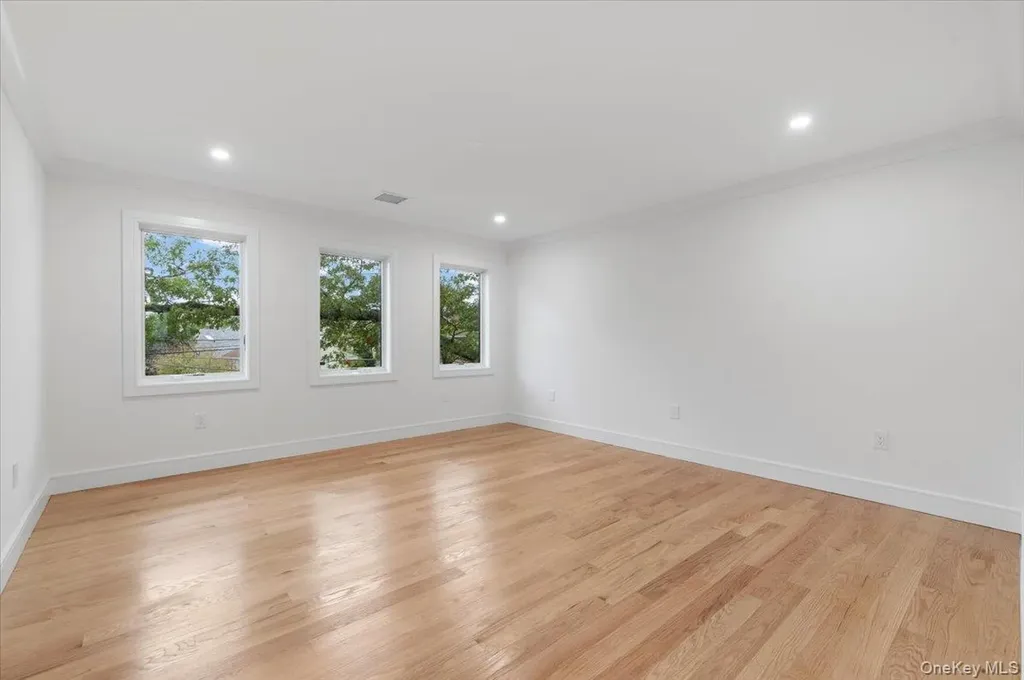 1028 E Broadway Woodmere NY 11598