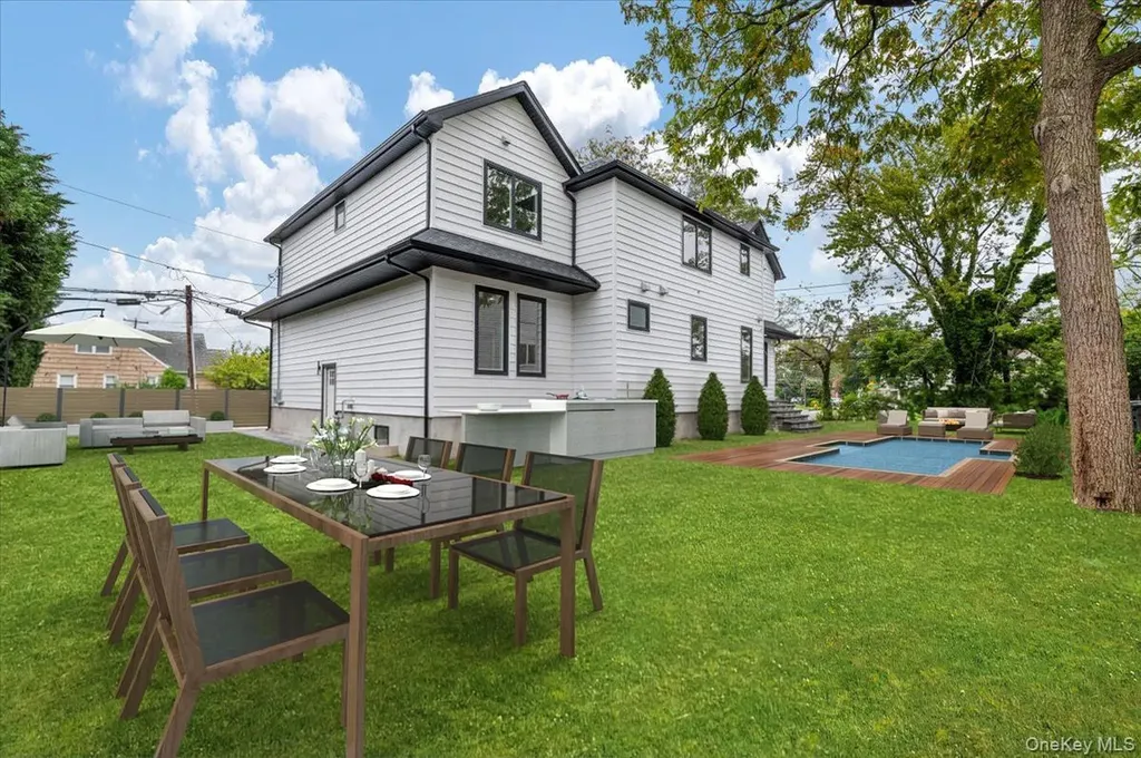 1028 E Broadway Woodmere NY 11598