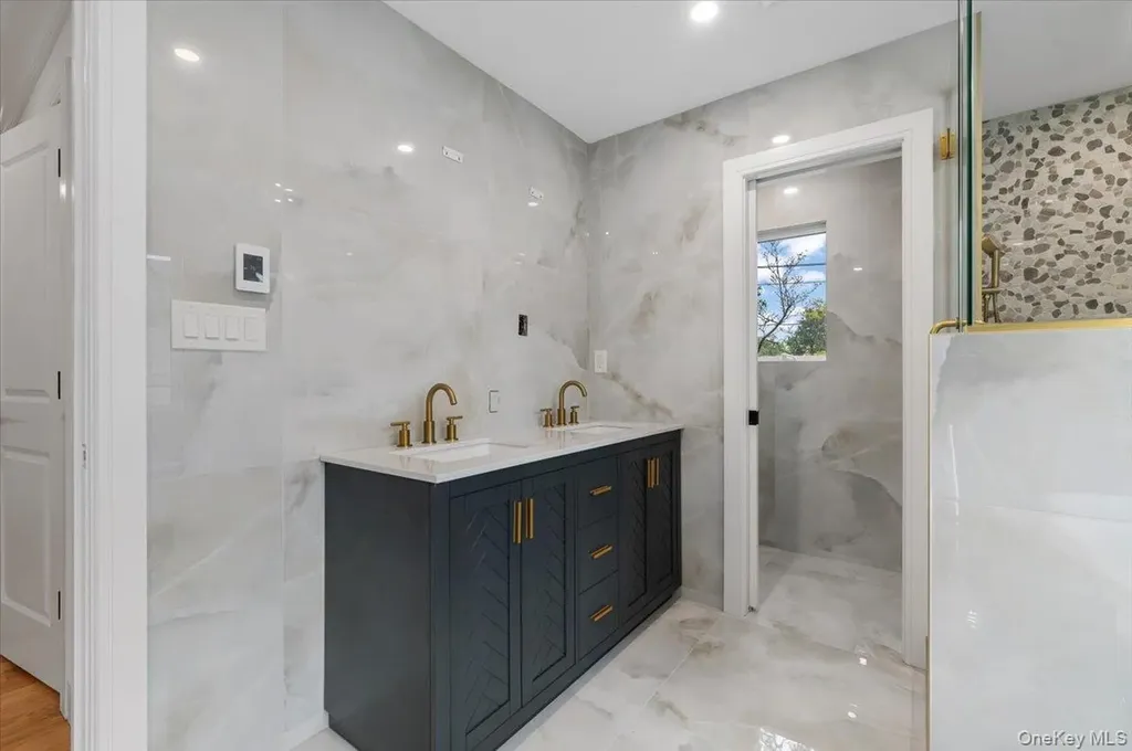 1028 E Broadway Woodmere NY 11598