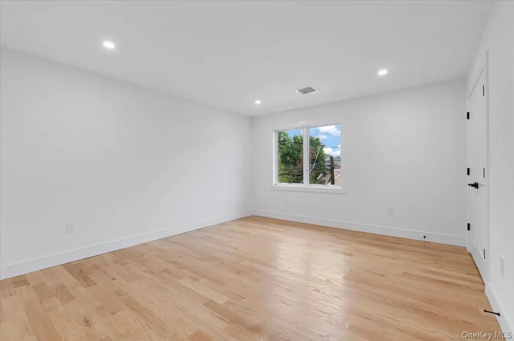 1028 E Broadway Woodmere NY 11598