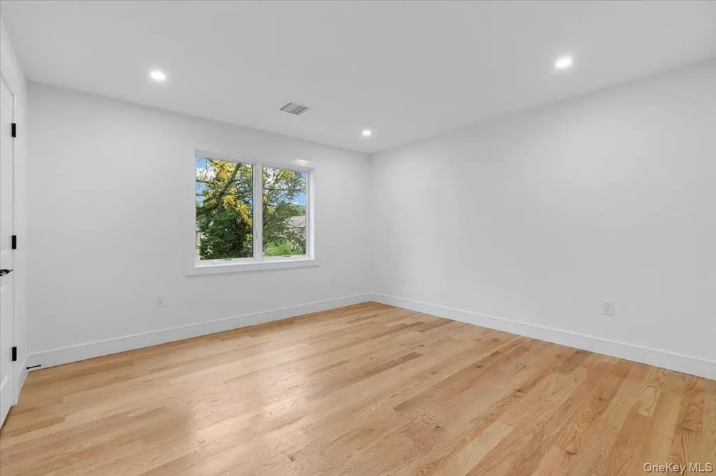 1028 E Broadway Woodmere NY 11598