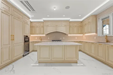 18108 69th Avenue Fresh Meadows NY 11365