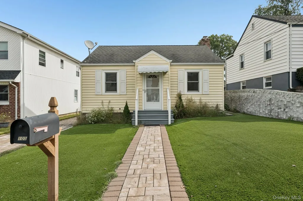 105 Devon Road Albertson NY 11507