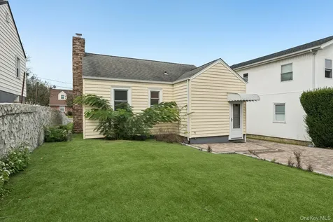 105 Devon Road Albertson NY 11507