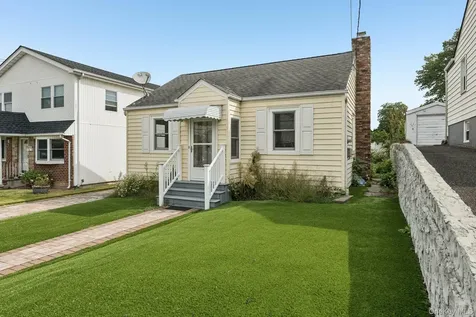 105 Devon Road Albertson NY 11507