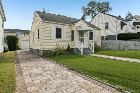 105 Devon Road Albertson NY 11507