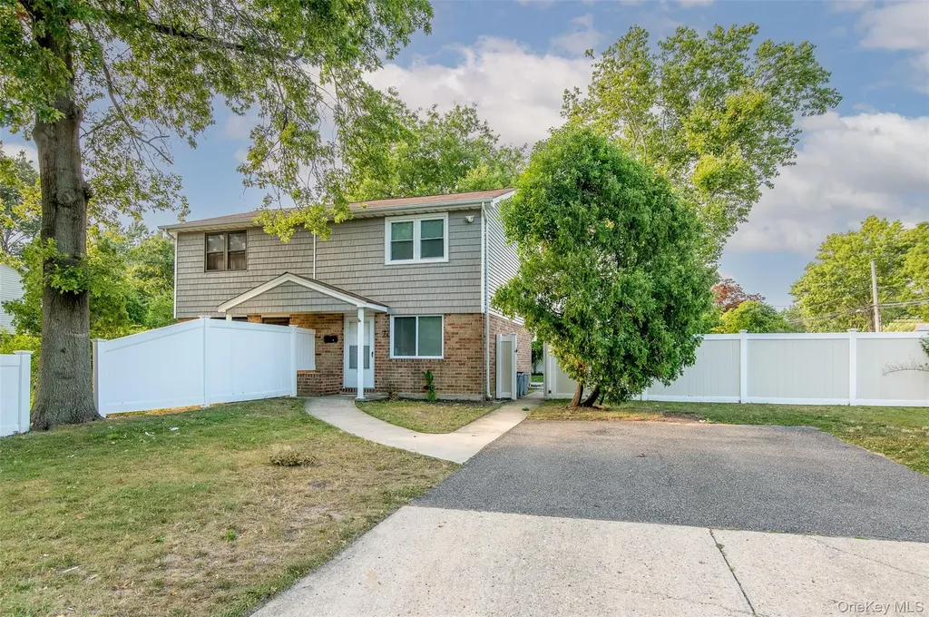 72 Tudor Lane Bay Shore NY 11706