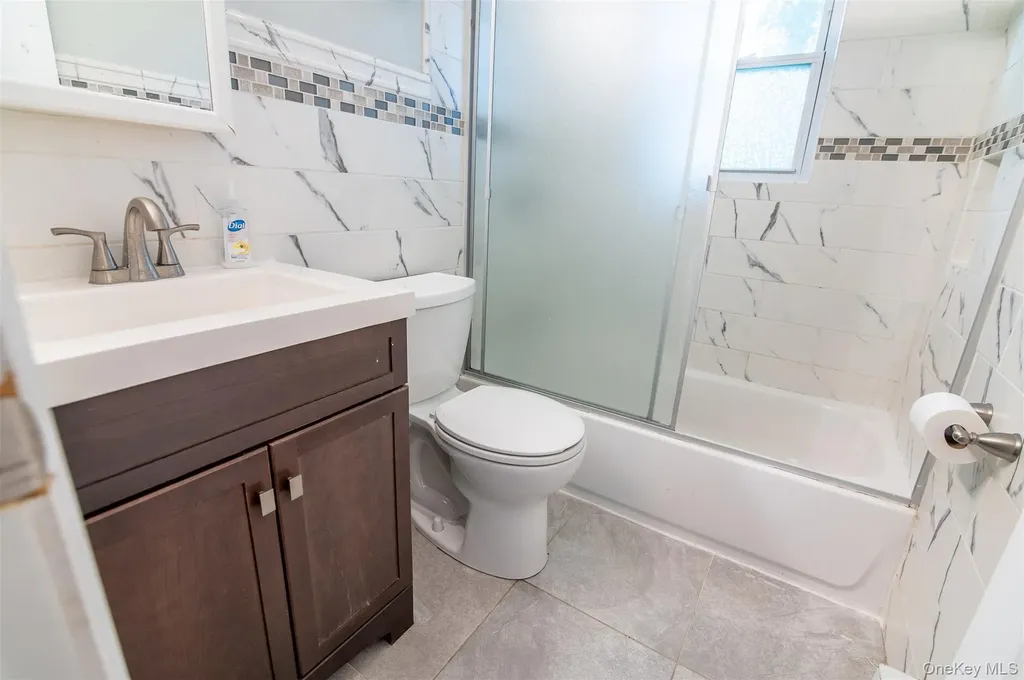 72 Tudor Lane Bay Shore NY 11706