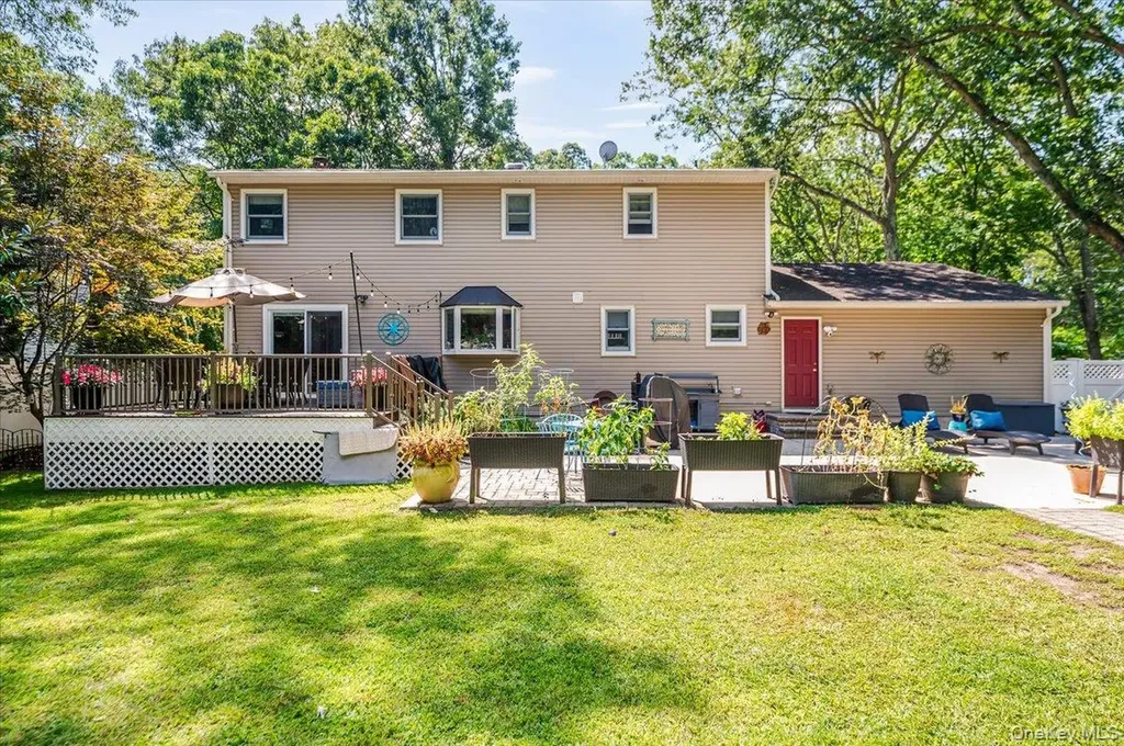 677 Meadow Road Smithtown NY 11787
