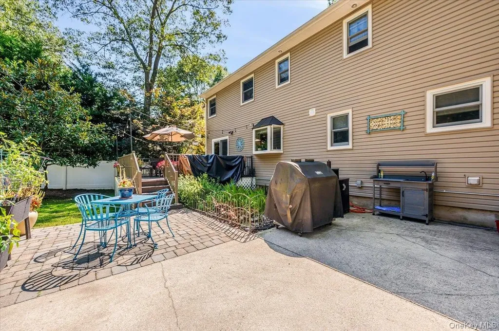 677 Meadow Road Smithtown NY 11787