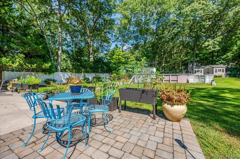 677 Meadow Road Smithtown NY 11787