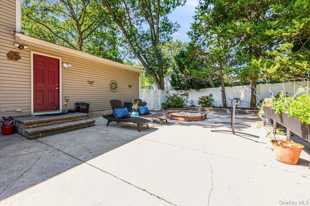 677 Meadow Road Smithtown NY 11787