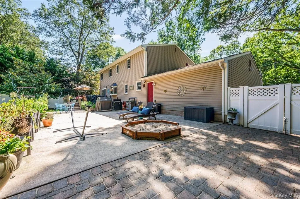 677 Meadow Road Smithtown NY 11787