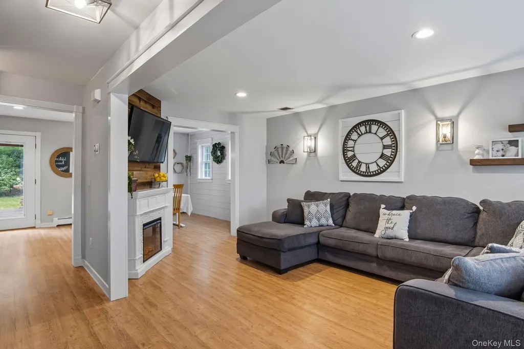 10 Patrick Lane Ridge NY 11961