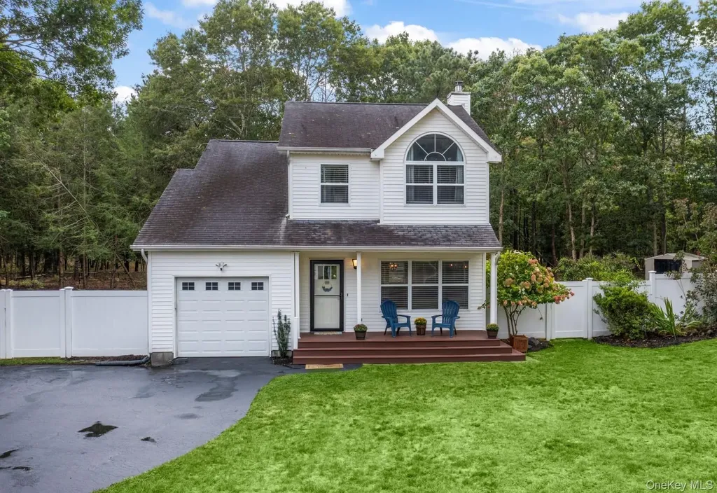 10 Patrick Lane Ridge NY 11961