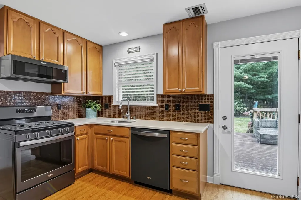 10 Patrick Lane Ridge NY 11961