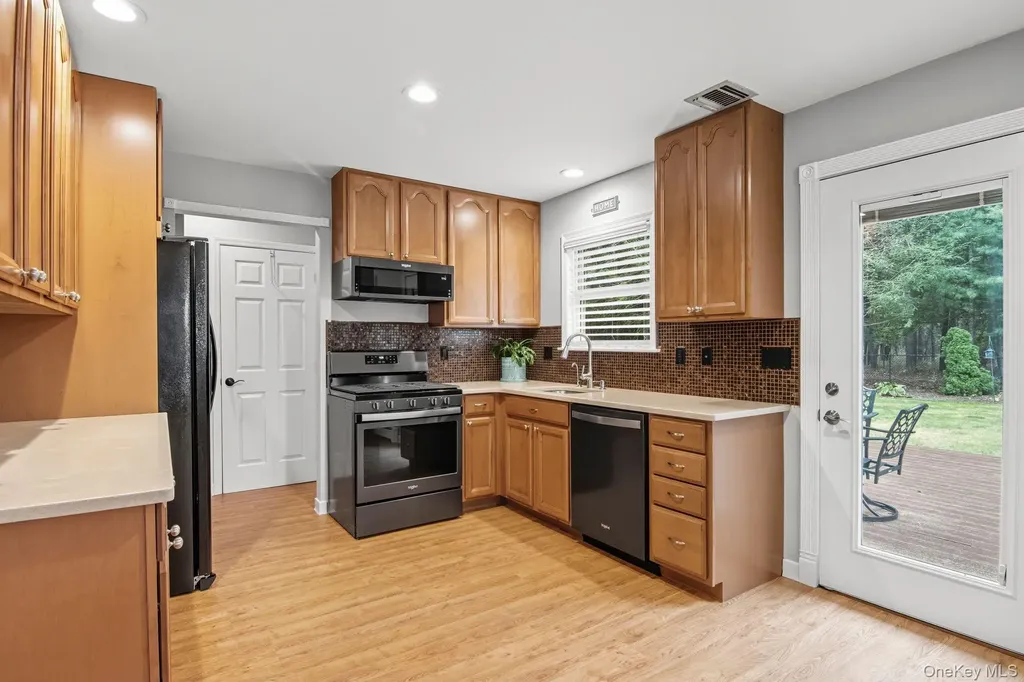 10 Patrick Lane Ridge NY 11961