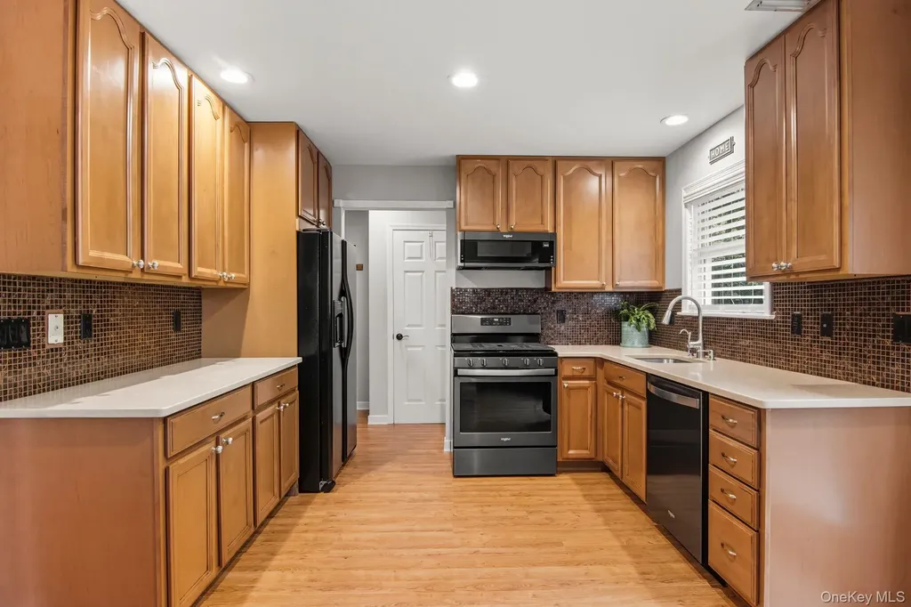 10 Patrick Lane Ridge NY 11961