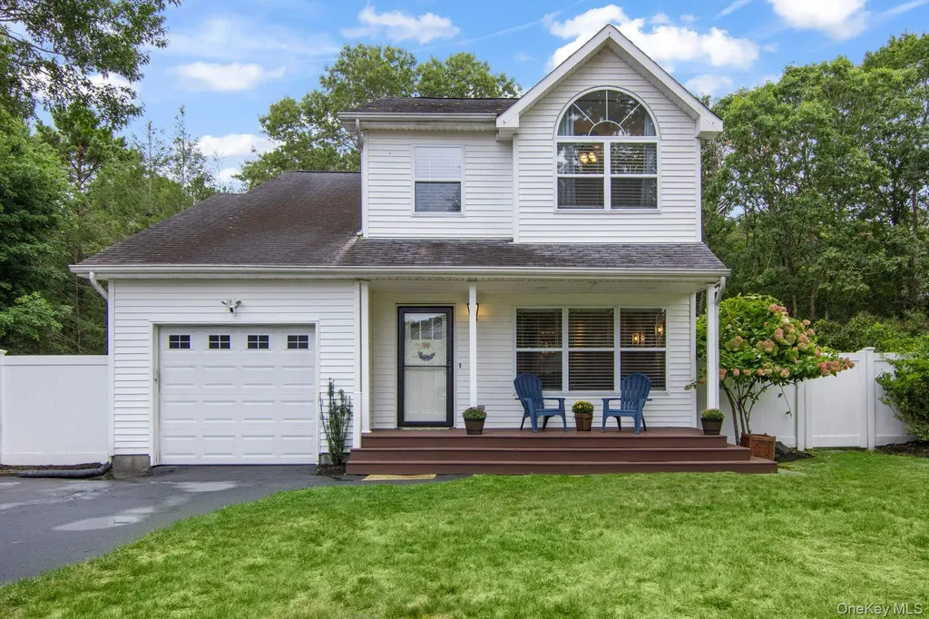 10 Patrick Lane Ridge NY 11961