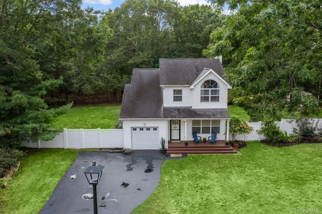 10 Patrick Lane Ridge NY 11961