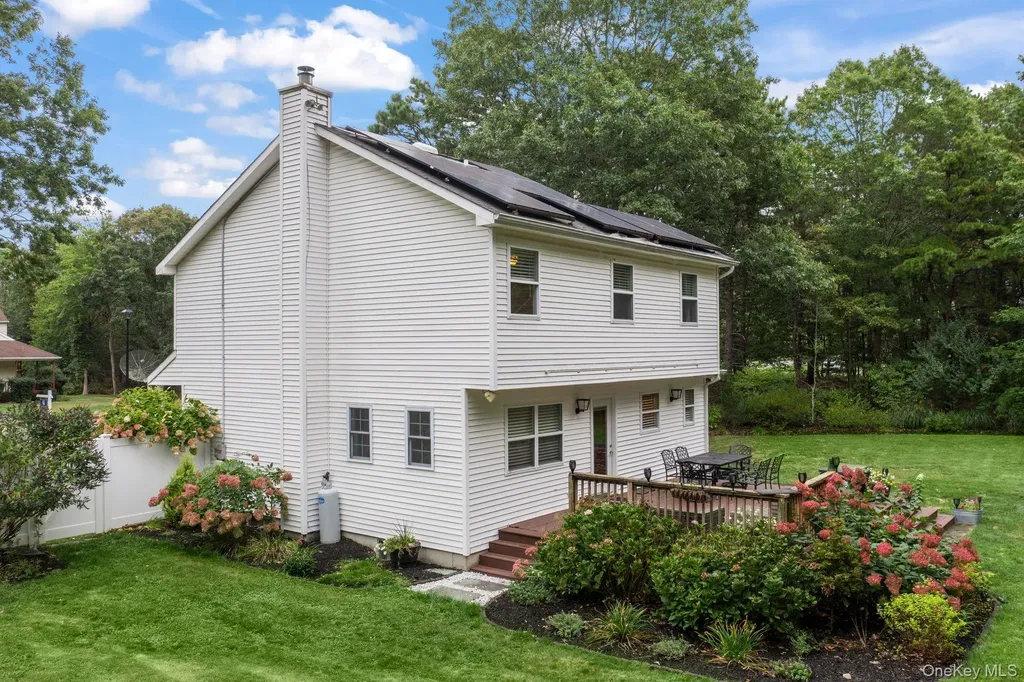10 Patrick Lane Ridge NY 11961