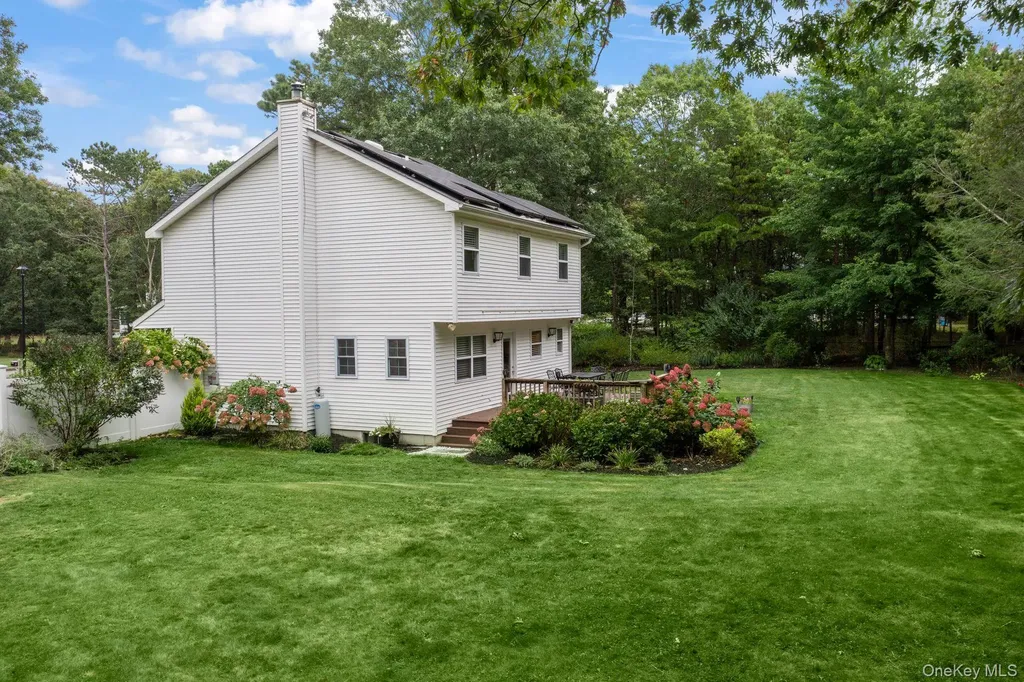 10 Patrick Lane Ridge NY 11961
