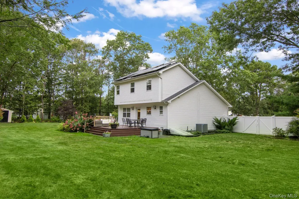 10 Patrick Lane Ridge NY 11961