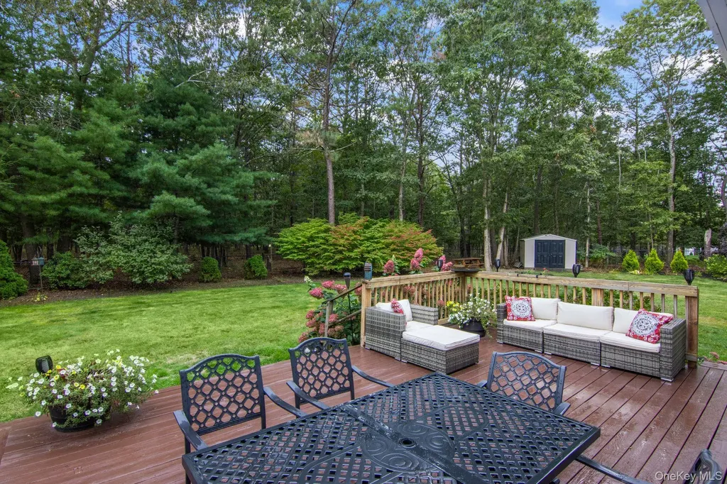 10 Patrick Lane Ridge NY 11961