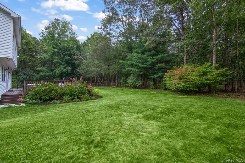 10 Patrick Lane Ridge NY 11961