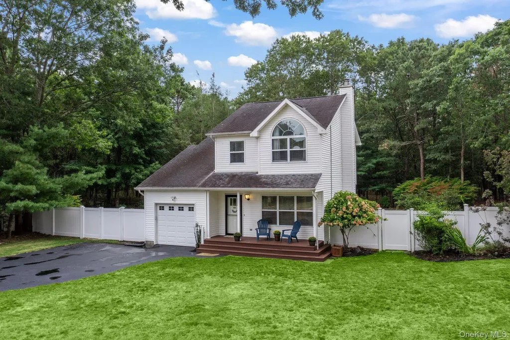 10 Patrick Lane Ridge NY 11961